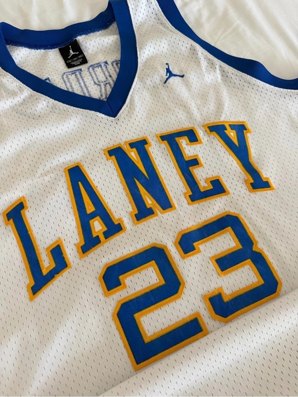 Jordan Laney High School 23 Jordan Swingman jersey White & Blue 3XL - Picture 4 of 8